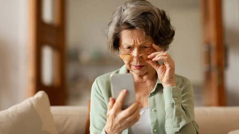 Đục thủy tinh thể có thể gây suy giảm thị lực, dẫn đến nhìn mờ