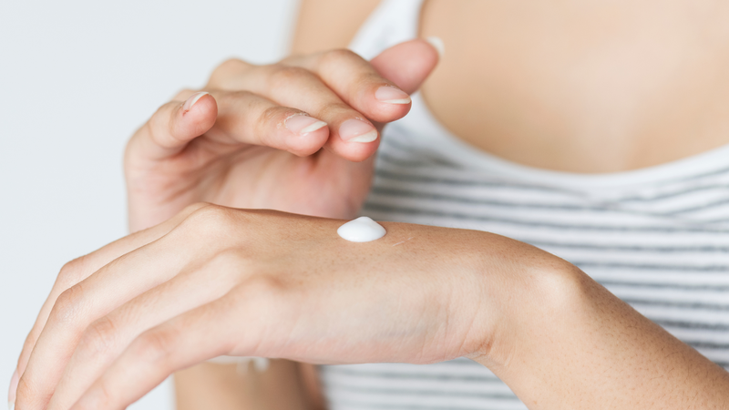 Người thường xuyên làm việc gần cửa sổ trong nhà vẫn nên duy trì chống nắng