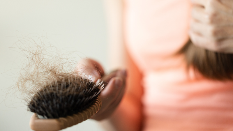 Khi thiếu protein, tóc không có đủ nguyên liệu để phát triển nên trở nên mỏng, yếu và dễ gãy