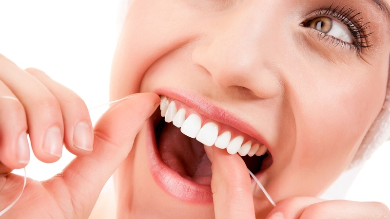 Dùng chỉ nha khoa có làm thưa răng không? 1