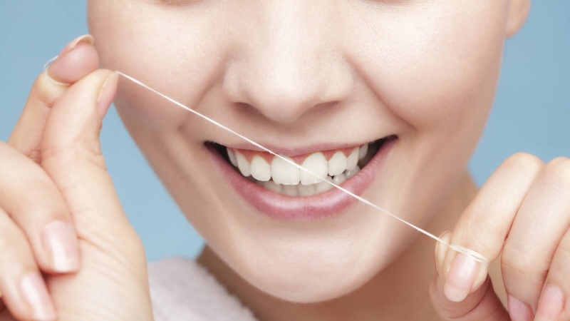 Dùng chỉ nha khoa có làm thưa răng không? 2