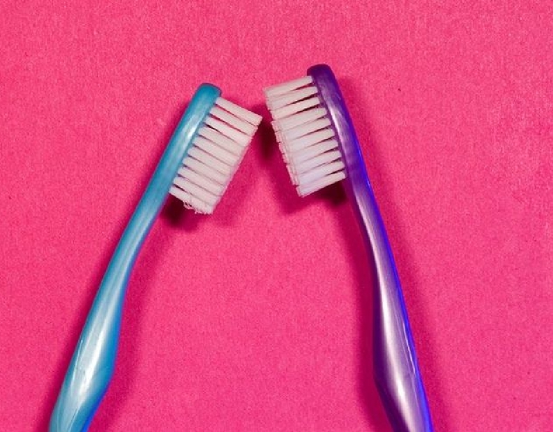 Dùng chung bàn chải đánh răng có bị lây HIV không?