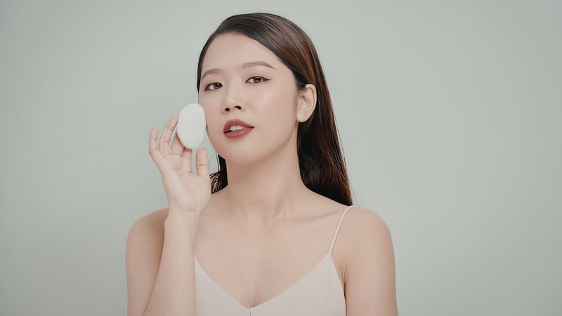 Nên tán lớp nền mỏng nhiều lần để lớp trang điểm tự nhiên và tránh nặng mặt