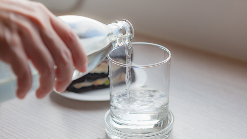 Bổ sung thêm nhiều nước lọc để hỗ trợ đào thải axit uric