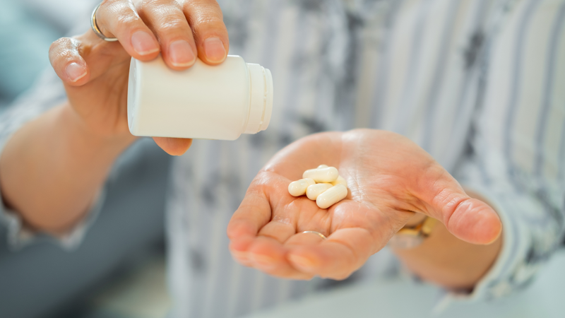 Người bị gout cần dùng thuốc đúng theo chỉ định của bác sĩ