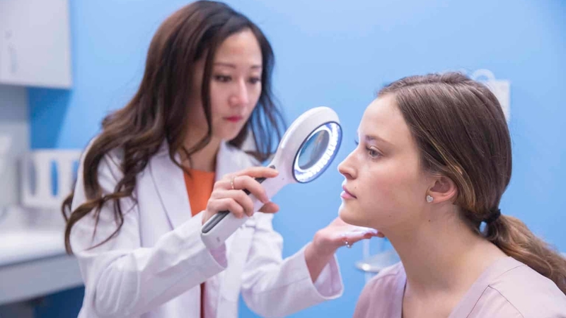 Dùng Derma forte bị lên mụn và bị ngứa cần phải làm gì? 4