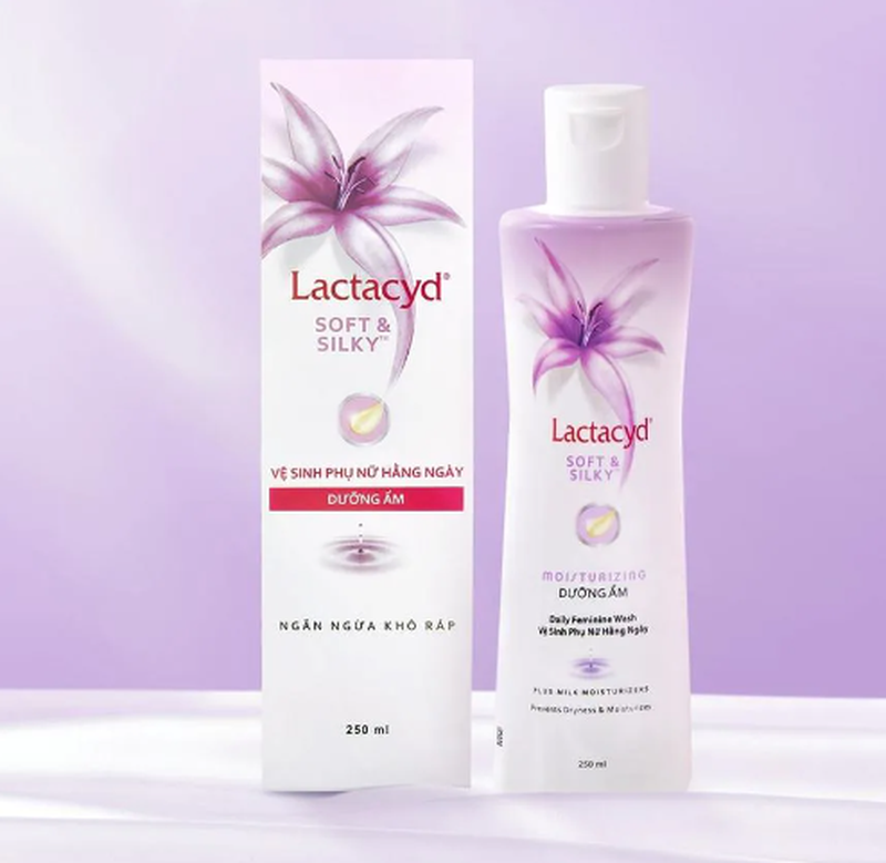 Dung dịch vệ sinh giảm khô hạn: Lactacyd Soft and Silky