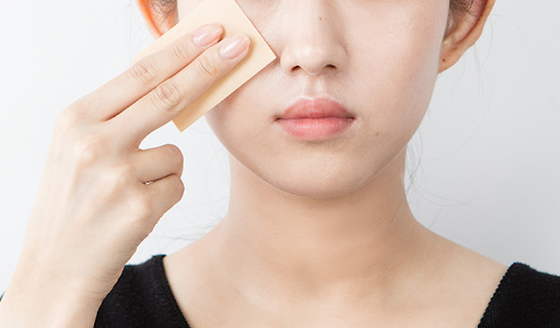Giải đáp thắc mắc: dùng giấy thấm dầu có làm to lỗ chân lông? 4