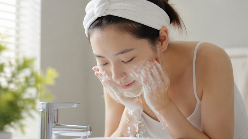 Rửa mặt nhẹ nhàng giúp bảo vệ hàng rào da và hạn chế kích ứng