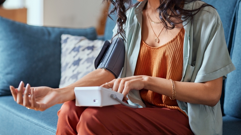 Đứng lâu khi làm việc có liên quan đến huyết áp cao 4