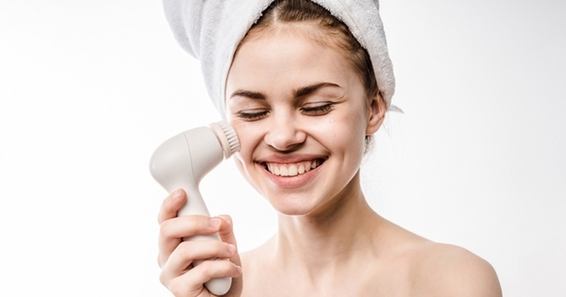 Dùng máy rửa mặt với dầu tẩy trang đúng cách là như thế nào?1