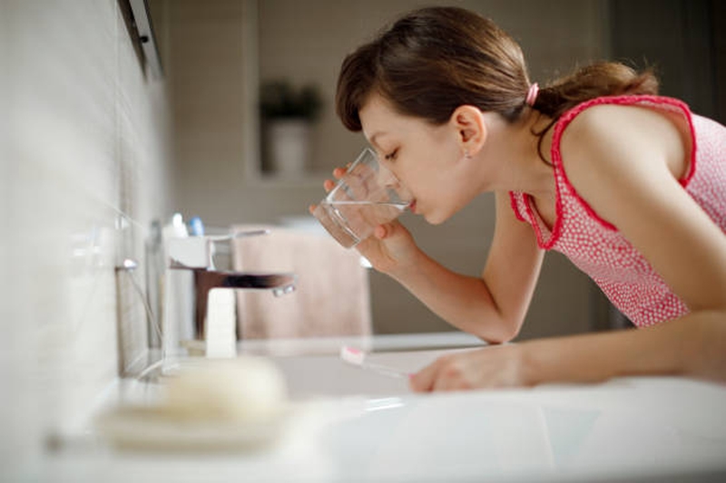 Dùng nước súc miệng xong có cần súc lại bằng nước hay không?