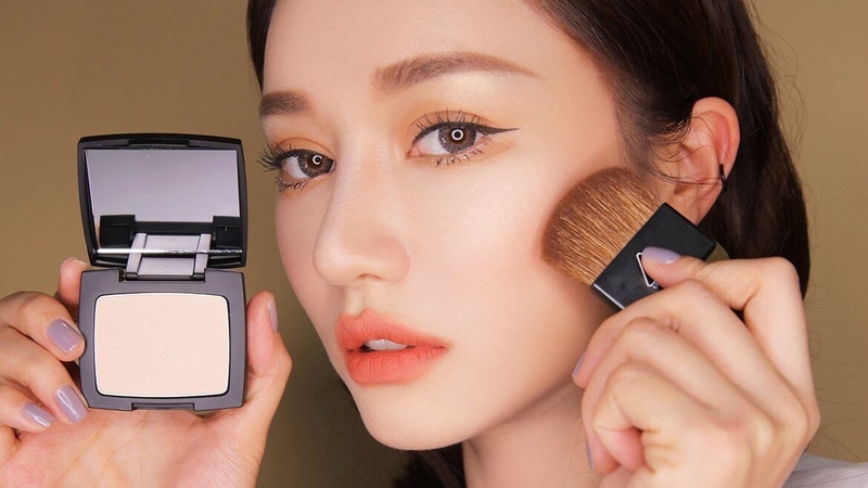 Chọn sai phấn phủ có thể gây nổi mụn khi dùng