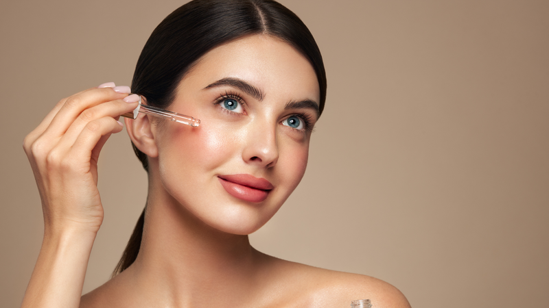 Retinol giúp kích thích sản xuất collagen từ đó làm giảm nếp nhăn