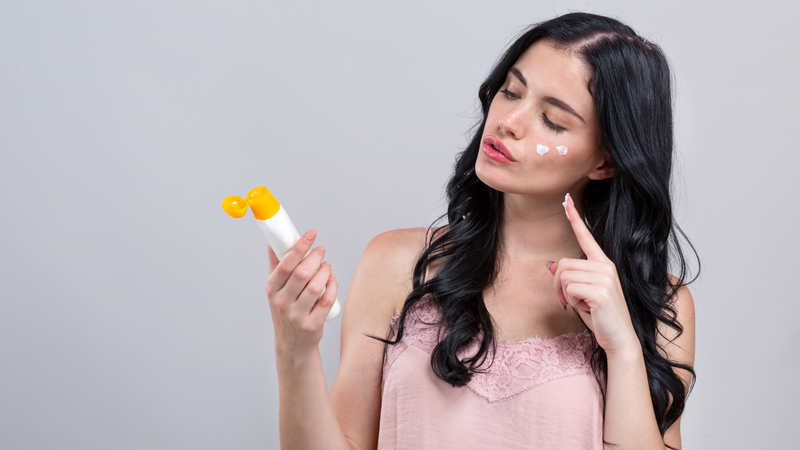 Nên dùng kem chống nắng phổ rộng với SPF từ 30 trở lên để hạn chế nguy cơ bắt nắng