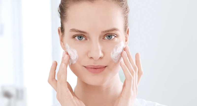 Dùng Retinol có tác dụng giảm mụn nhờ cơ chế thúc đẩy tái tạo da