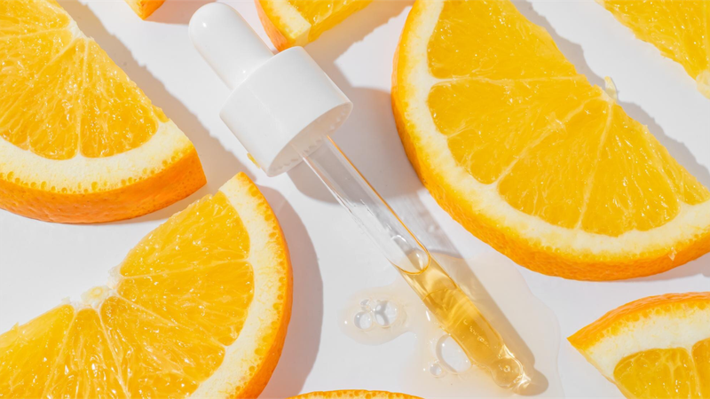 Dùng serum vitamin C vào buổi sáng có bị bắt nắng không là lo lắng của nhiều người
