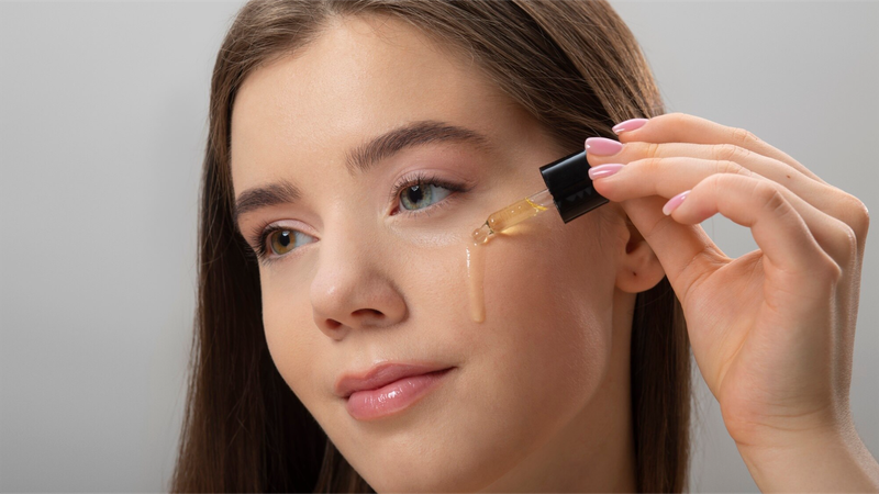 Khi dùng serum vitamin C, nên nhẹ nhàng vỗ đều để serum thẩm thấu