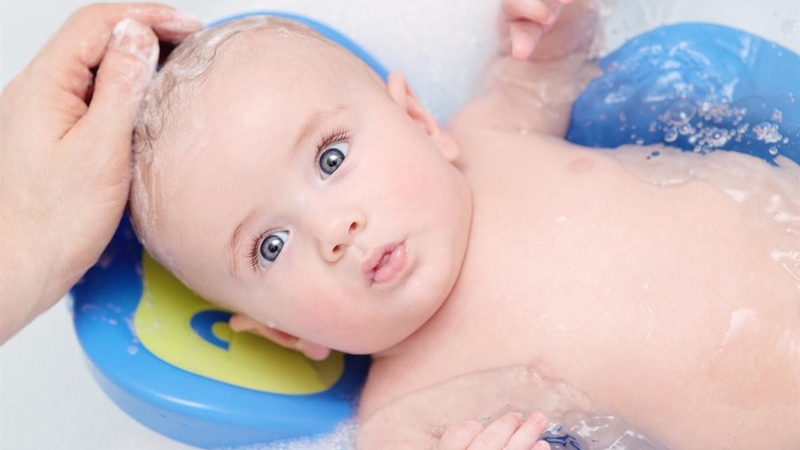 Nên ưu tiên các dòng sữa tắm dịu nhẹ, lành tính cho bé