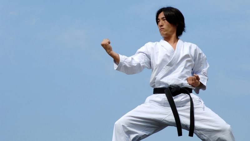 Đứng tấn có tác dụng gì? Đứng tấn giúp tăng cường sức mạnh cơ bắp vùng thân dưới