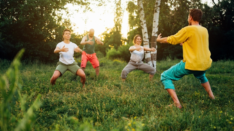 Khi thực hiện đứng tấn cần hít thở đều, sâu và chậm; tránh nín thở