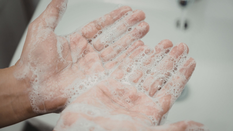 Trước khi đặt thuốc, cha mẹ cần rửa tay sạch bằng xà phòng để hạn chế vi khuẩn lây nhiễm