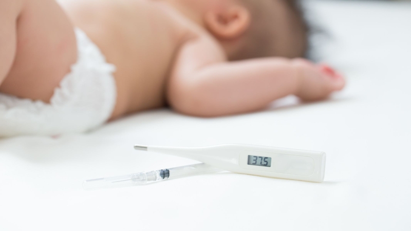 Sau khi đặt thuốc xong, cha mẹ nên giữ trẻ nằm nghiêng hoặc tư thế mông hơi nâng cao trong khoảng 2 - 3 phút