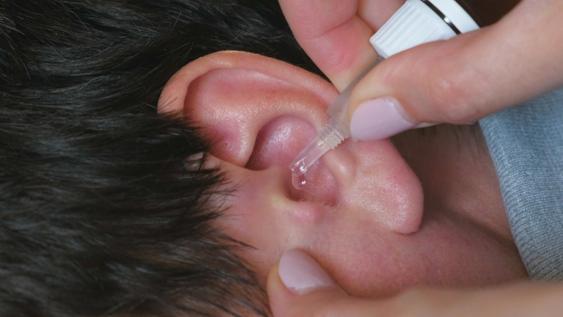 Dùng thuốc nhỏ mắt để nhỏ tai có được không? Cách sử dụng thuốc nhỏ tai đúng cách 1