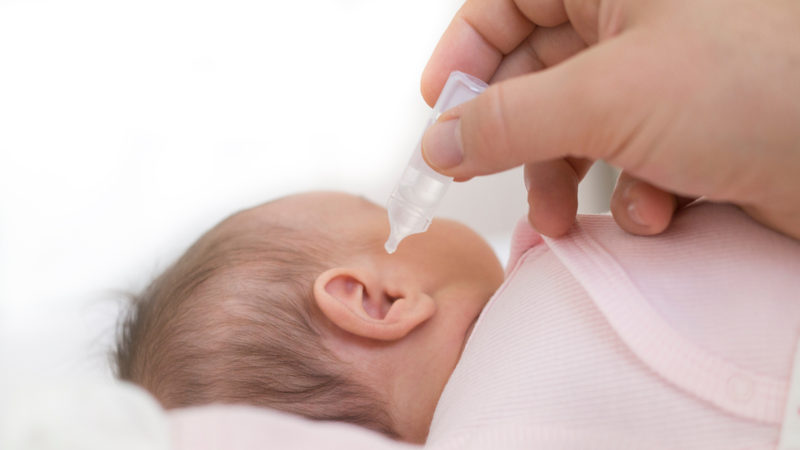 Dùng thuốc nhỏ mắt để nhỏ tai có được không? Cách sử dụng thuốc nhỏ tai đúng cách 4