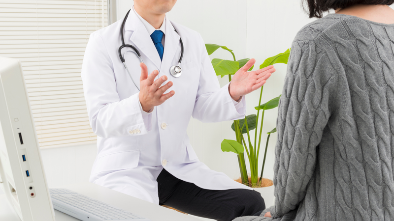 Nên đi khám ngay nếu đi tiểu kèm theo cảm giác nóng, rát, buốt hoặc đau dọc niệu đạo