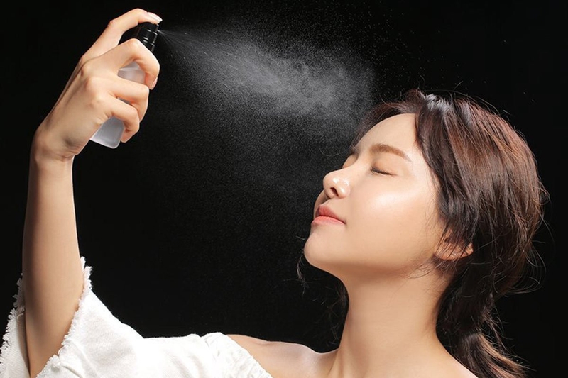 Dùng xịt khoáng trước hay sau serum mới đúng quy trình? 2