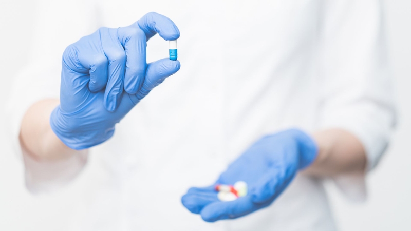 Trong lĩnh vực nghiên cứu y sinh, dược lý học tập trung vào việc khảo sát và lý giải ảnh hưởng của các hợp chất hóa học đối với cơ thể sống