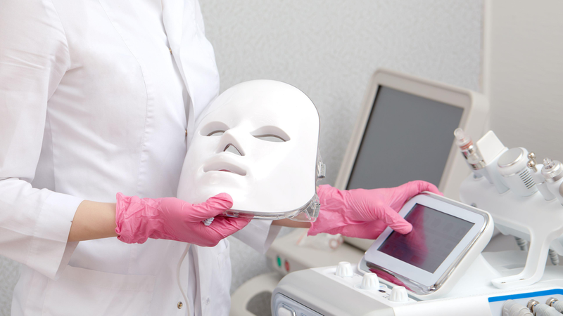 Mặt nạ đèn LED là một thiết bị quang trị liệu (phototherapy) không xâm lấn