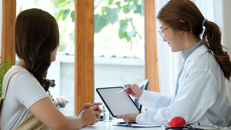 Nên tham khảo bác sĩ da liễu trước khi thực hiện liệu trình chăm sóc da công nghệ cao