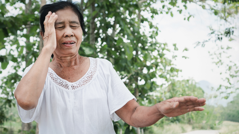Các dấu hiệu cảnh báo bao gồm run rẩy chân tay, vã mồ hôi, tim đập nhanh, đau đầu