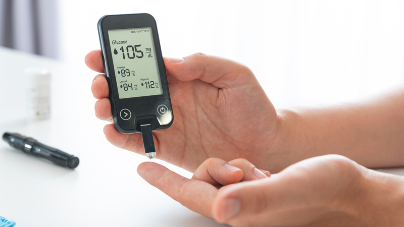 Luôn đo đường huyết trước và sau khi uống để điều chỉnh liều lượng insulin cho phù hợp