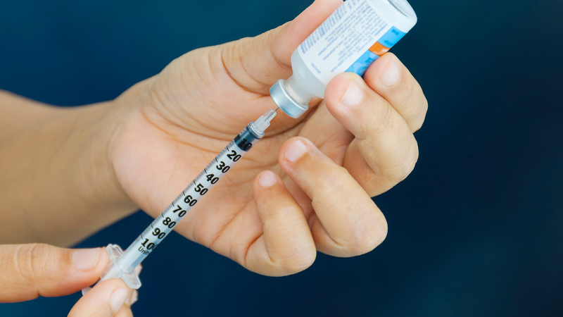 Trước khi tiêm, người bệnh có thể lăn nhẹ lọ hoặc bút insulin
