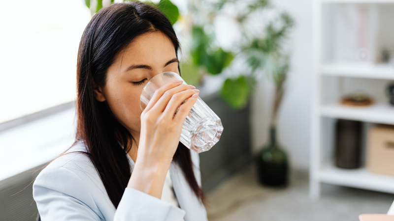 Uống đủ nước giúp thức ăn di chuyển dễ dàng trong hệ tiêu hóa