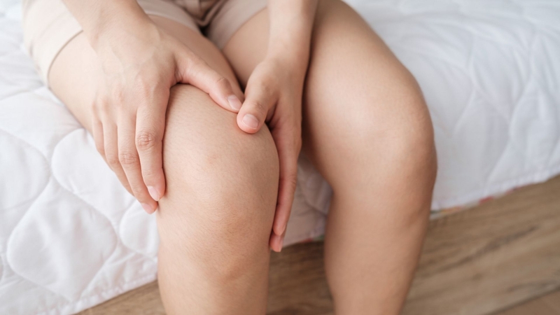 Cơn đau do đứt dây chằng đầu gối có thể từ nhẹ đến dữ dội tùy mức độ tổn thương
