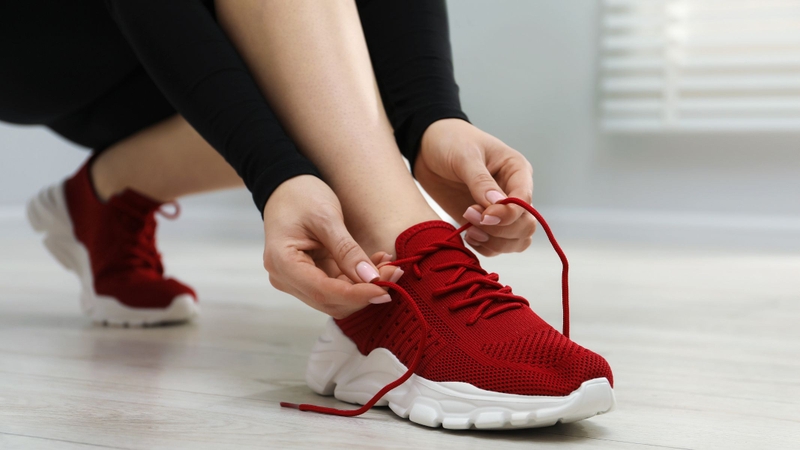 Hãy mang giày thể thao phù hợp, có lớp đệm hỗ trợ vùng gót chân