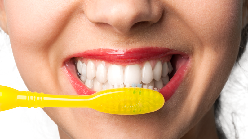 Vệ sinh răng miệng đúng cách phòng ngừa ê buốt chân răng