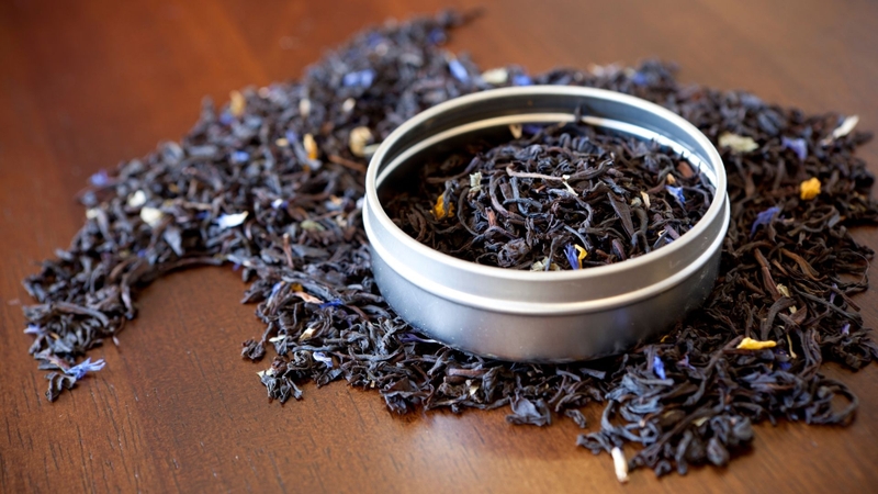 Nếu nhạy cảm với caffeine, nên tránh uống trà vào buổi chiều muộn hoặc buổi tối