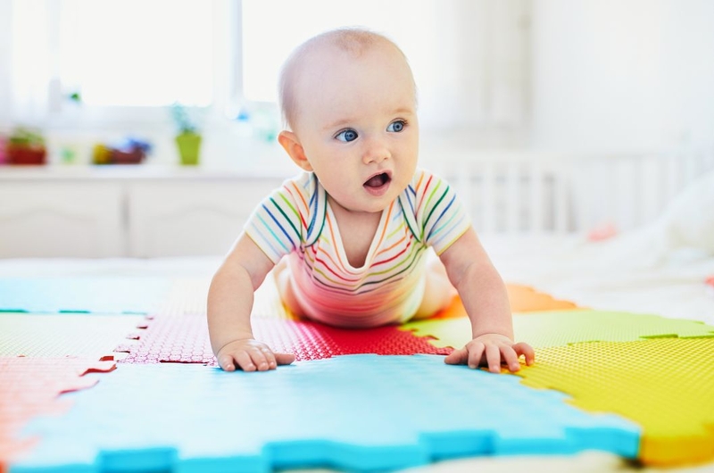 Giải đáp thắc mắc: Em bé biết bò trước hay ngồi trước 3