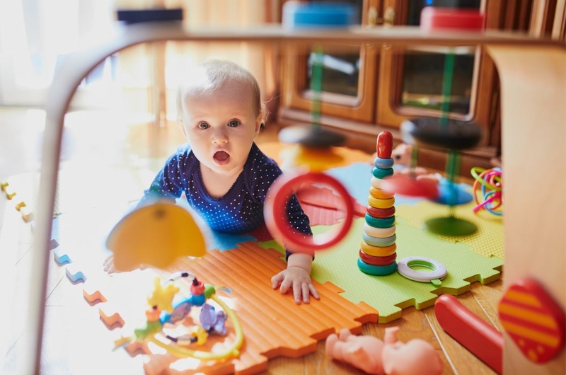 Giải đáp thắc mắc: Em bé biết bò trước hay ngồi trước 4