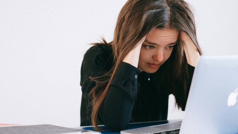 Nhóm cầu toàn dễ tự chỉ trích nghiêm khắc và căng thẳng nội tâm do đặt tiêu chuẩn quá cao