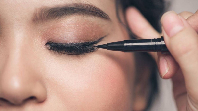 Eyeliner là gì? Cách xử lý eyeliner bị khô hiệu quả 2