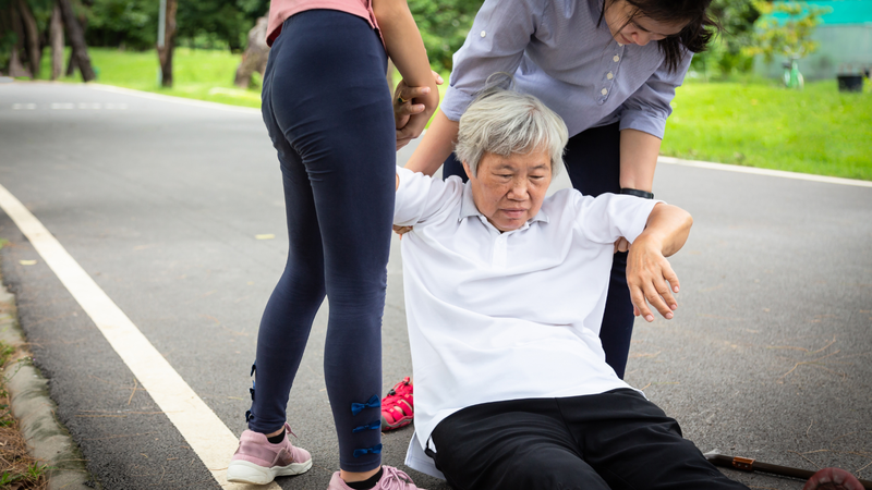 Ngã, yếu tay chân đột ngột có thể là dấu hiệu đột quỵ cần gọi cấp cứu ngay để cứu não kịp thời