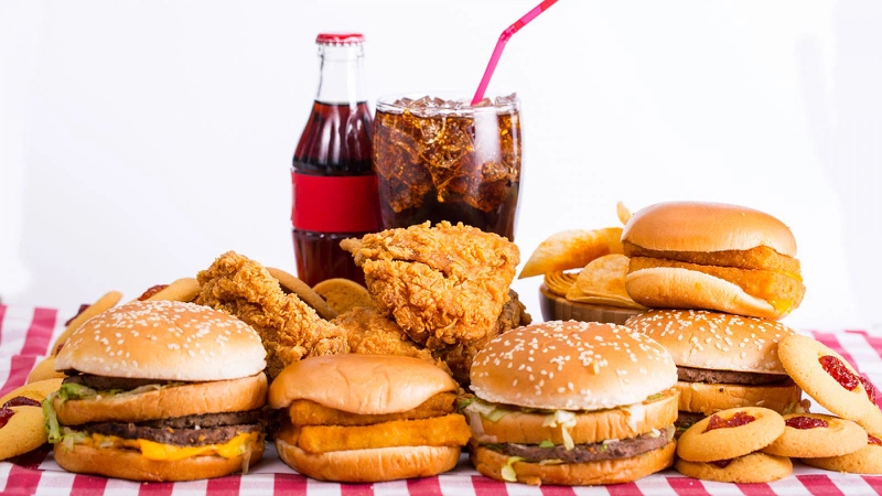 Thường xuyên tiêu thụ đồ ăn nhanh là một yếu tố nguy cơ chính của nhiều bệnh mãn tính, bao gồm bệnh tim, tiểu đường và béo phì