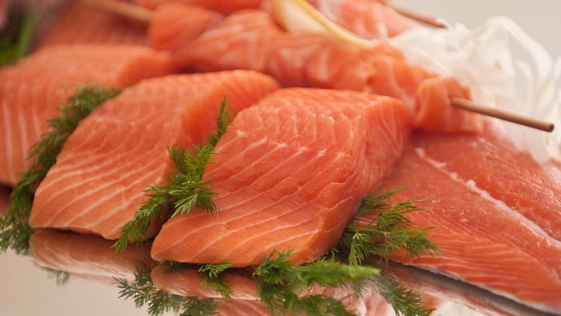 Thịt cá hồi có nhiều axit béo omega-3 tốt cho mắt