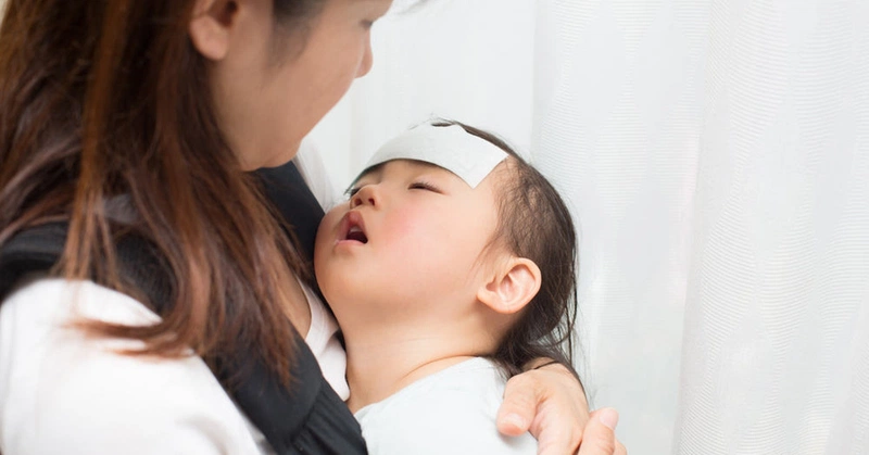 trẻ bị sốt cần có hướng xử lý kịp thời